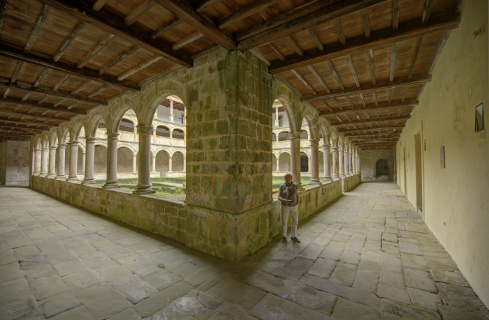 Vista del claustro del monasterio de Valdedios desde la esquina noroeste